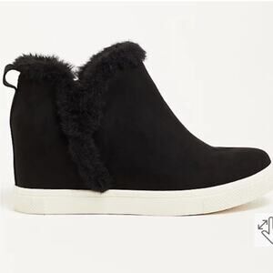 Torrid Faux Suede Fur Trim Sneaker Wedge Black
Ankle Booties 9.5WW